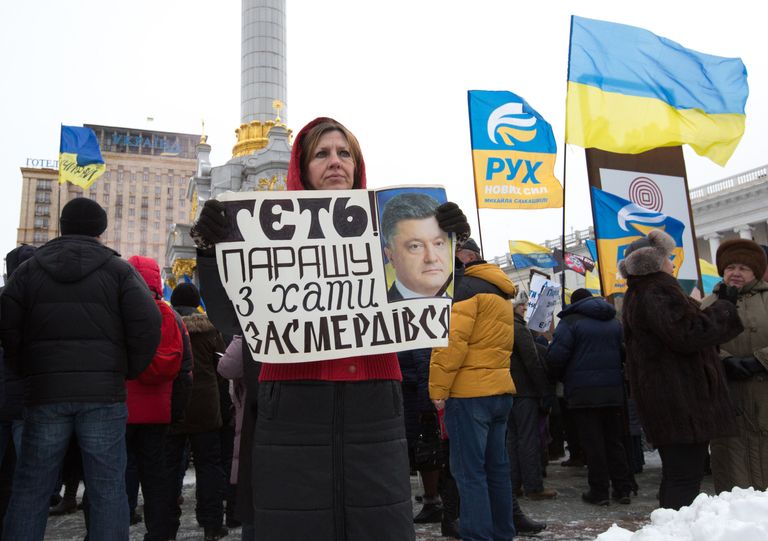 Участники всеукраинской акции с требованием отставки президента Украины Петра Порошенко