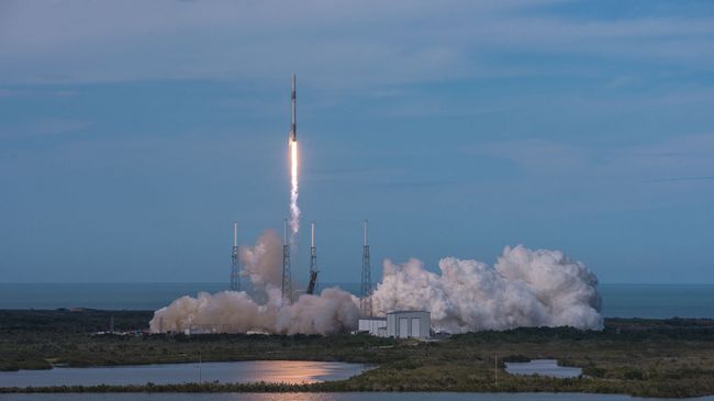 Старт ракеты-носителя Falcon 9. Архивное фото Старт ракеты-носителя Falcon 9. Архивное фото
