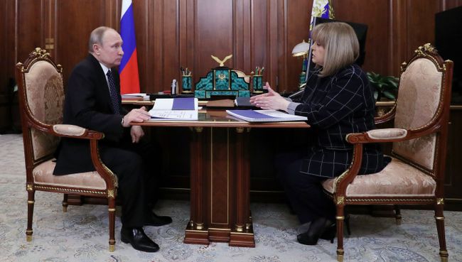 Президент РФ Владимир Путин и председатель Центральной избирательной комиссии Элла Памфилова во время встречи. 3 апреля 2018 Президент РФ Владимир Путин и председатель Центральной избирательной комиссии Элла Памфилова во время встречи. 3 апреля 2018