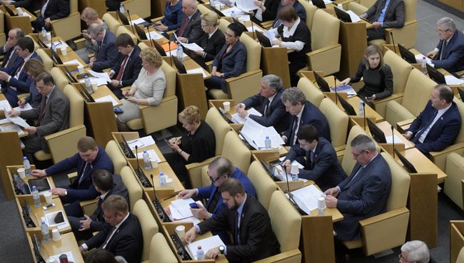 Депутаты перед началом пленарного заседания Государственной Думы Депутаты перед началом пленарного заседания Государственной Думы