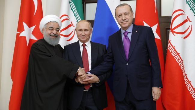 Президент РФ Владимир Путин, президент Ирана Хасан Рухани и президент Турции Реджеп Тайип Эрдоган во время встречи в Сочи. 22 ноября 2017 Президент РФ Владимир Путин, президент Ирана Хасан Рухани и президент Турции Реджеп Тайип Эрдоган во время встречи в Сочи. 22 ноября 2017