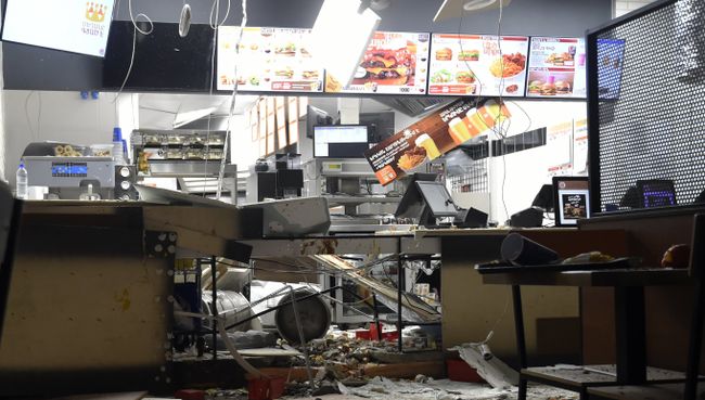 Последствия взрыва в ресторане быстрого питания Burger King в центре Еревана. 3 апреля 2018