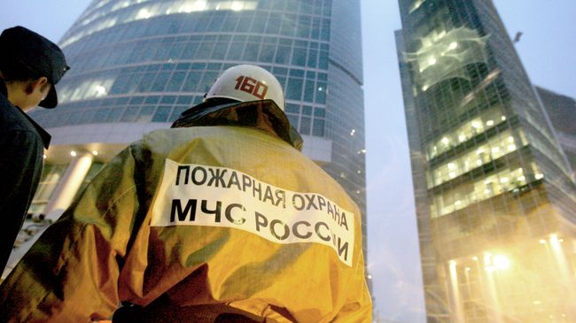 Пожарные у здания Москва - Сити на Краснопресненской набережной. Архив Пожарные у здания Москва - Сити на Краснопресненской набережной. Архив