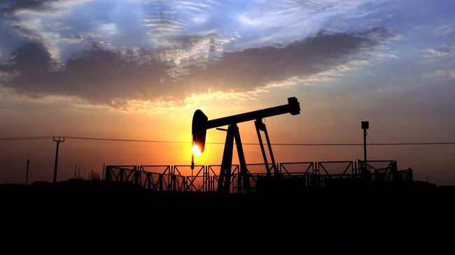Нефтяной станок-качалка. Архивное фото Нефтяной станок-качалка. Архивное фото