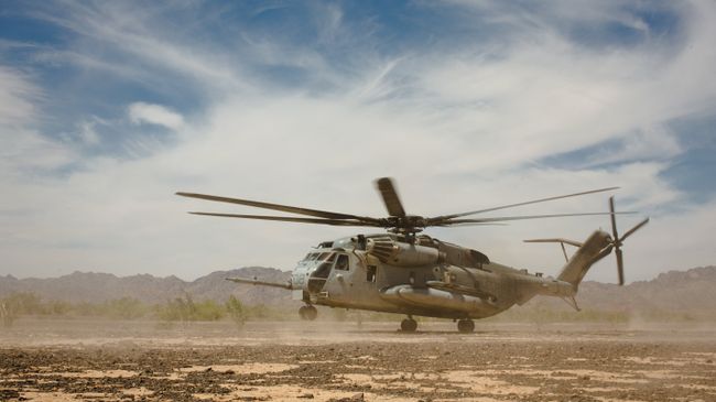 Вертолет корпуса морской пехоты CH-53E Super Stallion во время учений в Калифорнии, США Вертолет корпуса морской пехоты CH-53E Super Stallion во время учений в Калифорнии, США