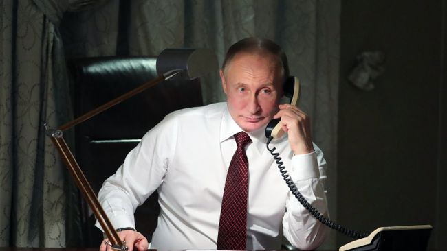 Президент России Владимир Путин во время телефонного разговора Президент России Владимир Путин во время телефонного разговора
