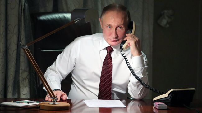 Президент РФ Владимир Путин во время телефонного разговора. Архивное фото Президент РФ Владимир Путин во время телефонного разговора. Архивное фото