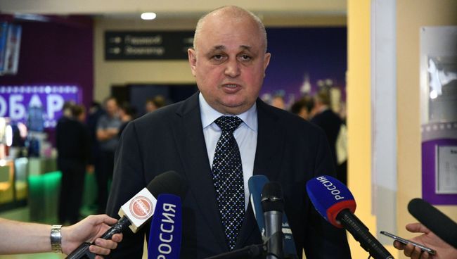 Сергей Цивилев общается с журналистами во время встречи с представителями органов власти и предпринимателями Кемеровской области. 4 апреля 2018 Сергей Цивилев общается с журналистами во время встречи с представителями органов власти и предпринимателями Кемеровской области. 4 апреля 2018