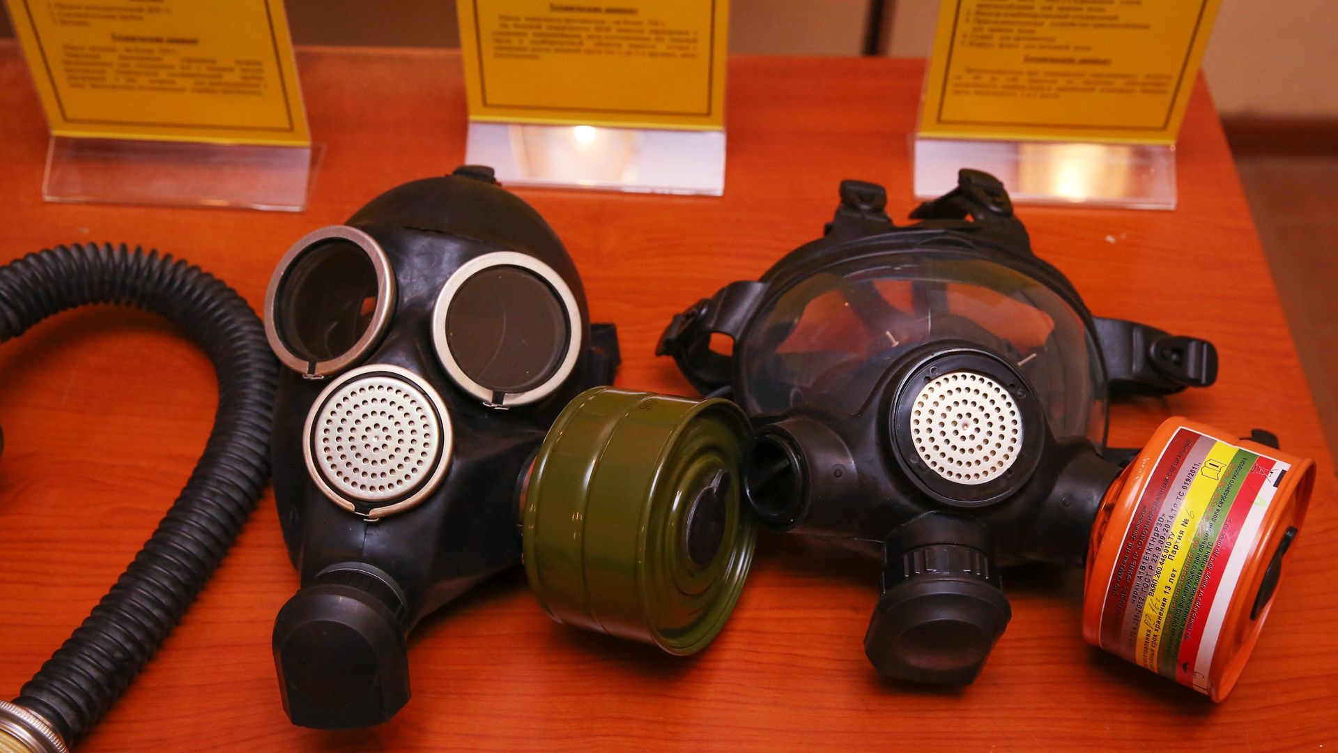 Разные типы противогазов среди оборудования бомбоубежища - РИА Новости, 1920, 24.12.2020