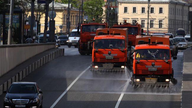 Колонна поливальных машин на Садовом кольце в Москве Колонна поливальных машин на Садовом кольце в Москве