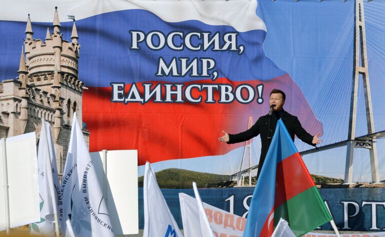 Митинг, посвященный годовщине воссоединения Крыма с Россией, во Владивостоке
