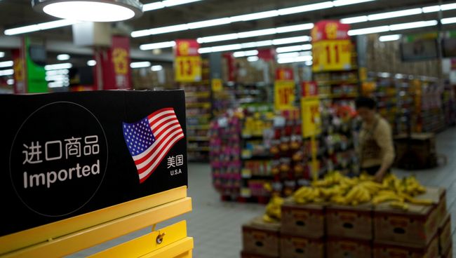 Табличка с обозначением импортированных из США товаров в супермаркете в Шанхае. 3 апреля 2018 Табличка с обозначением импортированных из США товаров в супермаркете в Шанхае. 3 апреля 2018