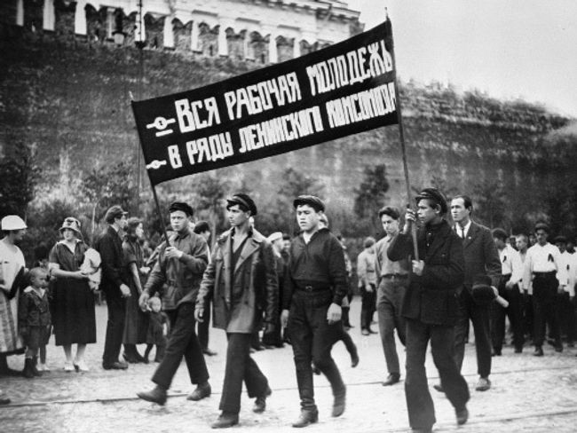 Комсомольцы во время демонстрации на Красной площади