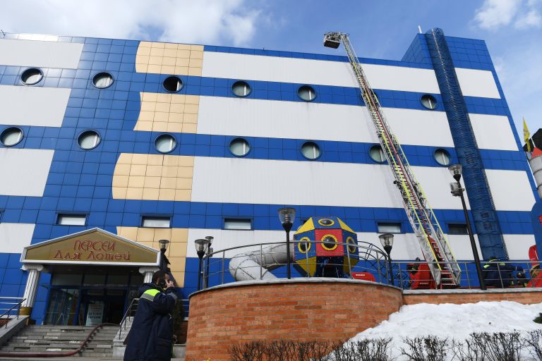 Сотрудник противопожарной службы МЧС РФ на тушении пожара в детском торговом центре Персей в Москве Сотрудник противопожарной службы МЧС РФ на тушении пожара в детском торговом центре Персей в Москве