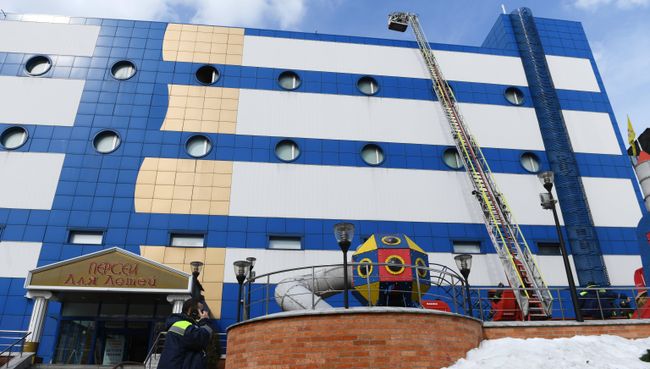 Сотрудник противопожарной службы МЧС РФ на тушении пожара в детском торговом центре Персей в Москве