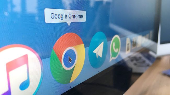 Иконка браузера Google Chrome. Архивное фото Иконка браузера Google Chrome. Архивное фото