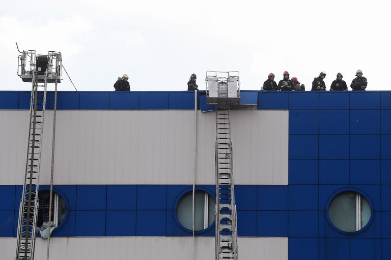 Сотрудники противопожарной службы МЧС РФ на тушении пожара в детском торговом центре Персей в Москве Сотрудники противопожарной службы МЧС РФ на тушении пожара в детском торговом центре Персей в Москве