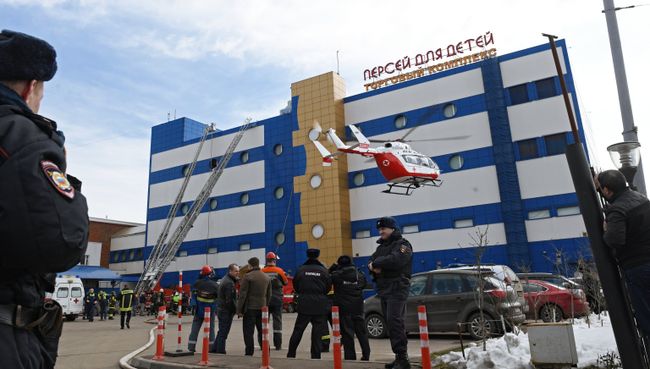 Вертолет Центра экстренной медицинской помощи у детского торгового центра Персей в Москве, где произошло возгорание Вертолет Центра экстренной медицинской помощи у детского торгового центра Персей в Москве, где произошло возгорание