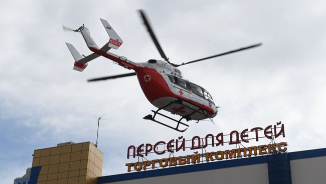 Вертолет Центра экстренной медицинской помощи у детского торгового центра Персей в Москве. Архивное фото Вертолет Центра экстренной медицинской помощи у детского торгового центра Персей в Москве. Архивное фото