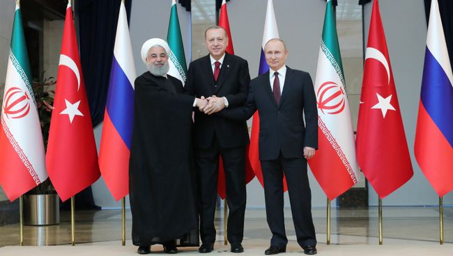 Президент РФ Владимир Путин, президент Турции Реджеп Тайип Эрдоган и президент Ирана Хасан Рухани в Анкаре. 4 апреля 2018 Президент РФ Владимир Путин, президент Турции Реджеп Тайип Эрдоган и президент Ирана Хасан Рухани в Анкаре. 4 апреля 2018