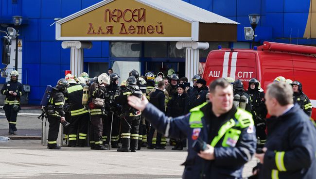 Сотрудники противопожарной службы МЧС РФ у торгового центра Персей в Москве. 4 апреля 2018