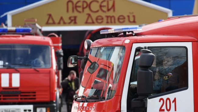 Автомобили противопожарной службы МЧС РФ у детского торгового центра Персей в Москве, где произошло возгорание. Архивное фото Автомобили противопожарной службы МЧС РФ у детского торгового центра Персей в Москве, где произошло возгорание. Архивное фото