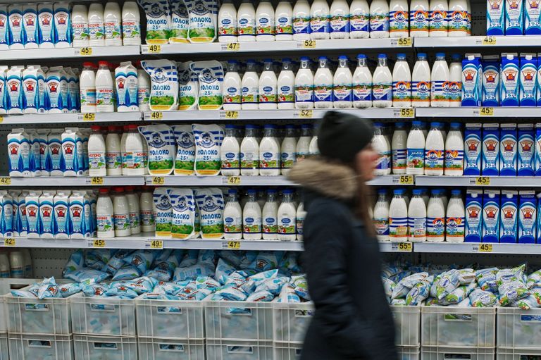 Прилавок с молочной продукцией