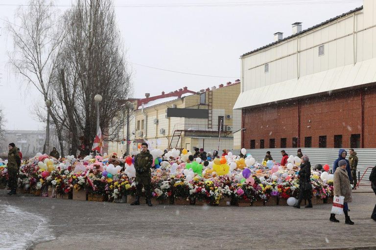 Охранники возле стихийного мемориала из цветов и игрушек в Кемерово. 5 апреля 2018