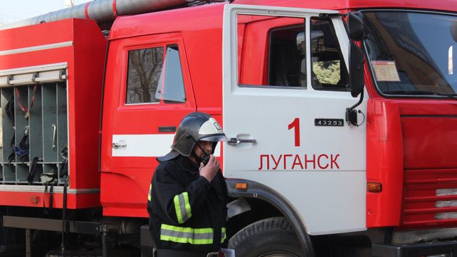 Сотрудник противопожарной службы МЧС ЛНР в Луганске Сотрудник противопожарной службы МЧС ЛНР в Луганске