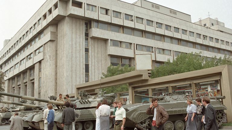 Танки стоят на Садовом кольце во время путча ГКЧП. Садовое кольцо. Зубовский бульвар, 4 Танки стоят на Садовом кольце во время путча ГКЧП. Садовое кольцо. Зубовский бульвар, 4