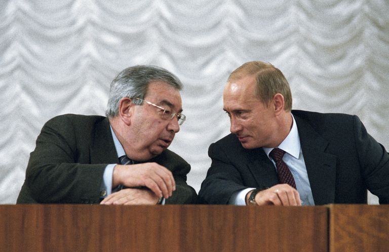 Президент РФ Владимир Путин беседует с директором ТПП Евгением Примаковым на XIII отчетном-выборном съезде Российского союза промышленников и предпринимателей Президент РФ Владимир Путин беседует с директором ТПП Евгением Примаковым на XIII отчетном-выборном съезде Российского союза промышленников и предпринимателей