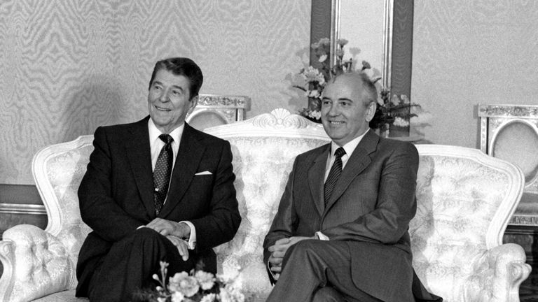 Официальный визит в СССР Президента США Рональда Рейгана. Генеральный секретарь ЦК КПСС М.С.Горбачев и Президент США Р.Рейган во время беседы в Кремле Официальный визит в СССР Президента США Рональда Рейгана. Генеральный секретарь ЦК КПСС М.С.Горбачев и Президент США Р.Рейган во время беседы в Кремле