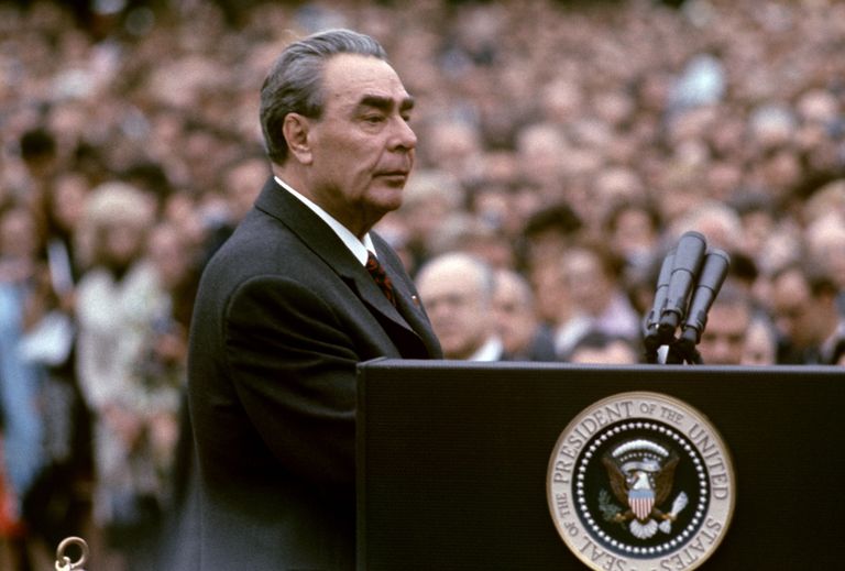 18 июня 1973 года по приглашению Президента США Р. Никсона с официальным визитом в Вашингтон прибыл генеральный секретарь ЦК КПСС, член Президиума Верховного Совета СССР Л.И. Брежнев 18 июня 1973 года по приглашению Президента США Р. Никсона с официальным визитом в Вашингтон прибыл генеральный секретарь ЦК КПСС, член Президиума Верховного Совета СССР Л.И. Брежнев