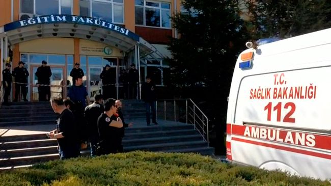 Скорая помощь у больницы в Турции Скорая помощь у больницы в Турции