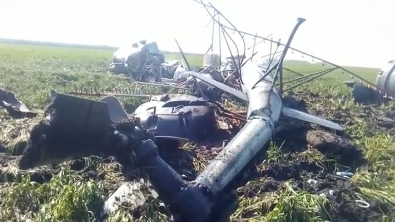 Кадры с места крушения вертолета Ми-2 на Ставрополье Кадры с места крушения вертолета Ми-2 на Ставрополье