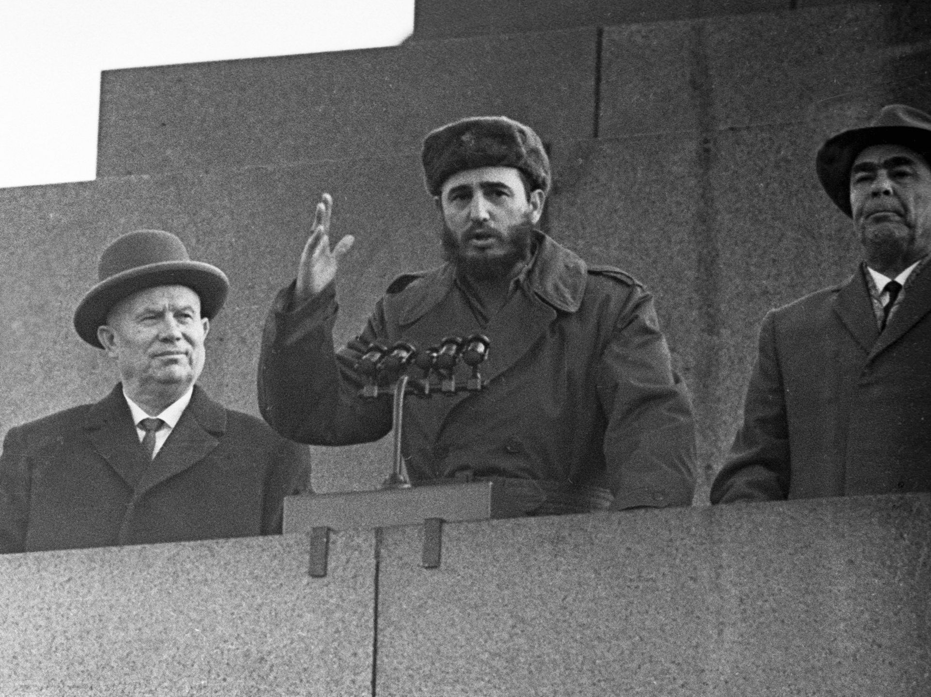 Кубинский лидер Фидель Кастро (в центре), Председатель Совета Министров СССР Никита Хрущев (слева) и Председатель Президиума Верховного Совета СССР Леонид Брежнев (справа) на трибуне во время митинга Кубинский лидер Фидель Кастро (в центре), Председатель Совета Министров СССР Никита Хрущев (слева) и Председатель Президиума Верховного Совета СССР Леонид Брежнев (справа) на трибуне во время митинга - РИА Новости, 1920, 24.03.2025