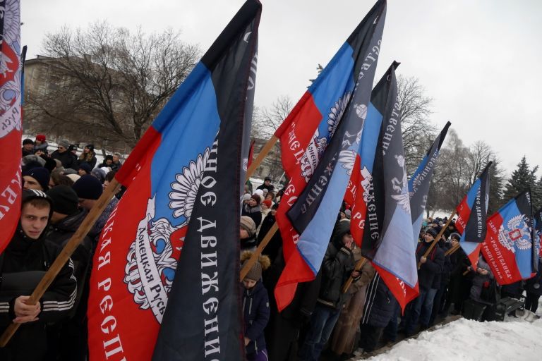 Участники митинга Нам этих дней не позабыть в Дебальцево, посвященного третьей годовщине освобождения города от вооруженных сил Украины