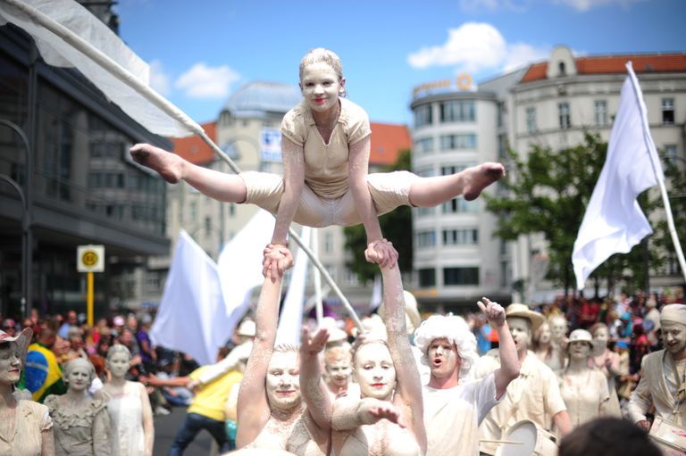 Участники фестиваля Karneval der Kulturen в Берлине
