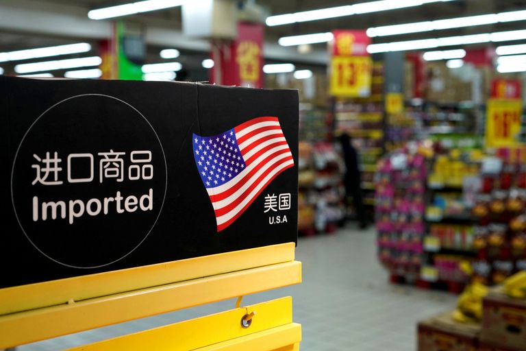 Табличка с обозначением импортированных из США товаров в супермаркете в Шанхае Табличка с обозначением импортированных из США товаров в супермаркете в Шанхае