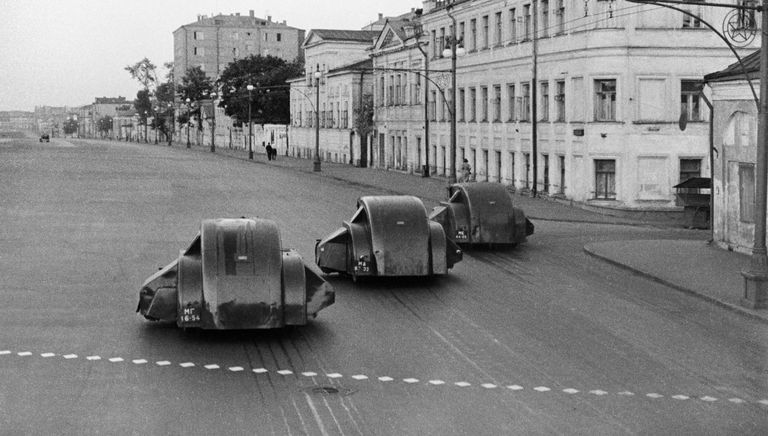 Уборка московских улиц. Поливально-уборочные машины ПУ-7 на шасси ГАЗ-ММ, 1938 год