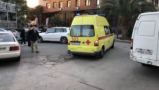 Автомобиль скорой помощи на месте стрельбы в Адлерском районе Автомобиль скорой помощи на месте стрельбы в Адлерском районе