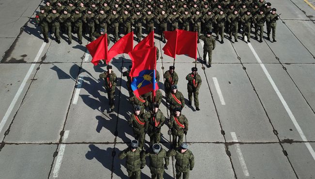 Военнослужащие во время репетиции Парада Победы на военном полигоне Алабино. Архивное фото Военнослужащие во время репетиции Парада Победы на военном полигоне Алабино. Архивное фото