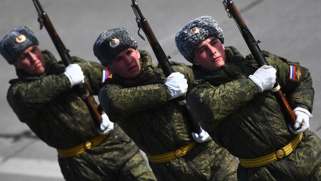 Военнослужащие во время репетиции Парада Победы. Архивное фото Военнослужащие во время репетиции Парада Победы. Архивное фото