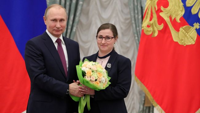 Президент РФ Владимир Путин и начальник отдела музейной деятельности музея-заповедника Дивногорье Софья Кондратьева на церемонии вручения премий для молодых деятелей культуры. 6 апреля 2018 Президент РФ Владимир Путин и начальник отдела музейной деятельности музея-заповедника Дивногорье Софья Кондратьева на церемонии вручения премий для молодых деятелей культуры. 6 апреля 2018