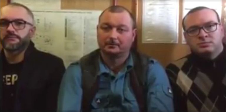 Капитан задержанного в Бердянске судна Норд Владимир Горбенко с адвокатами на стоп-кадре видеозаписи обращения, распространенного в социальных сетях