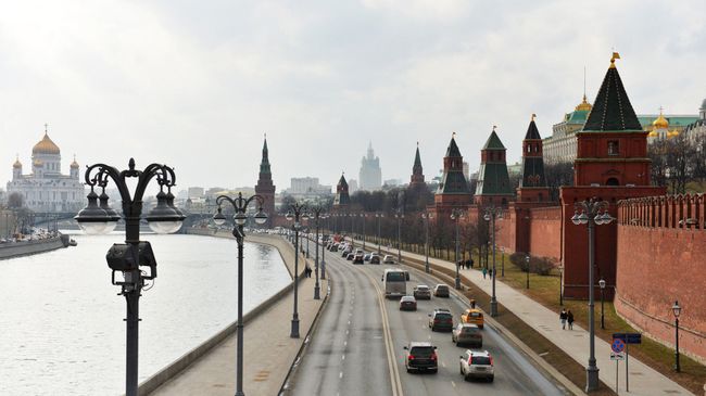 Кремлевская набережная и Московский Кремль. Архивное фото Кремлевская набережная и Московский Кремль. Архивное фото