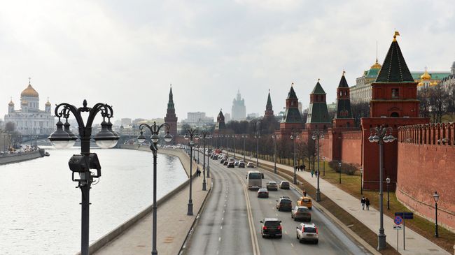 Кремлевская набережная и Московский Кремль. Архивное фото Кремлевская набережная и Московский Кремль. Архивное фото