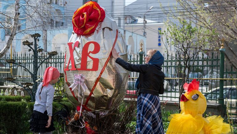 Верующие в Великую субботу у Свято-Троицкого собора в Симферополе Верующие в Великую субботу у Свято-Троицкого собора в Симферополе