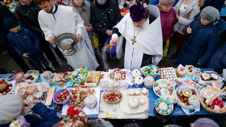 Освящение пасхальных куличей и яиц в Великую субботу в Вознесенском кафедральном соборе в Новосибирске Освящение пасхальных куличей и яиц в Великую субботу в Вознесенском кафедральном соборе в Новосибирске