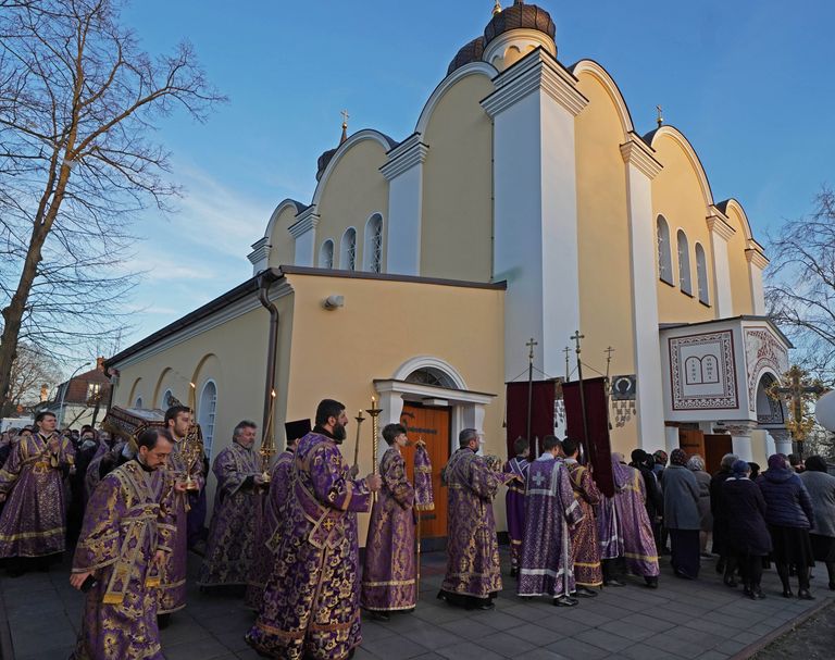 Священнослужители во время крестного хода в Воскресенском кафедральном соборе Берлинской и Германской епархии Русской православной церкви в Берлине Священнослужители во время крестного хода в Воскресенском кафедральном соборе Берлинской и Германской епархии Русской православной церкви в Берлине